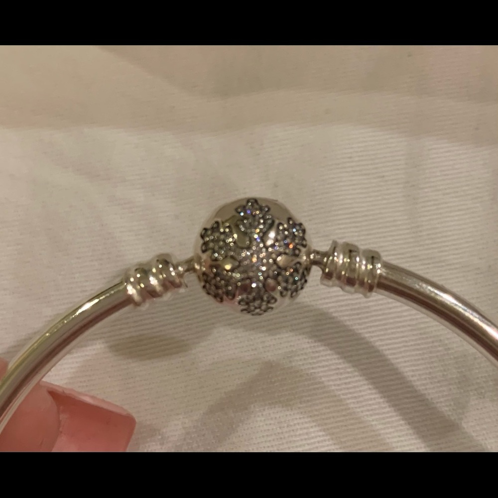 Authentic Pandora Bangle Unique Snowflake - Picture 4 of 5